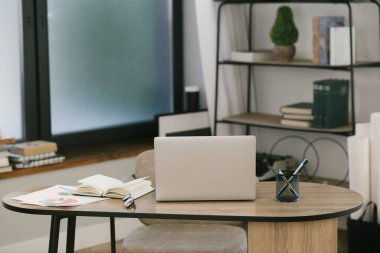 Şık çalışma alanı, dizüstü bilgisayarlı çatı katı, ahşap masadaki defterler, bulanık ofis odası ofis malzemeleri, iş konsepti, evden çalışma