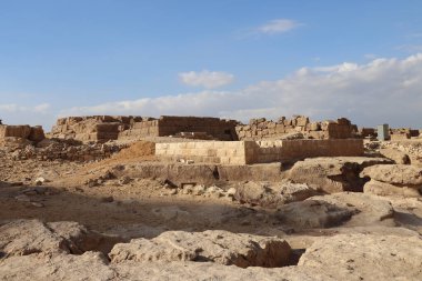 Mısır. Giza. Piramitlerin yakınındaki çöl manzarası.