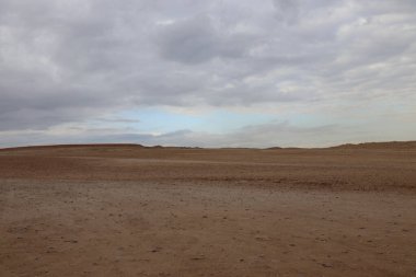 Mısır. Giza. Piramitlerin yakınındaki çöl manzarası.