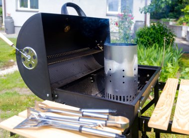 Bir evin arka bahçesinde barbekü yapmak.