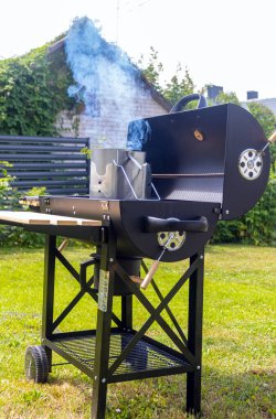 Bir evin arka bahçesinde barbekü yapmak.