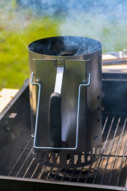 Bir evin arka bahçesinde barbekü ateşleme başlatıcısı.