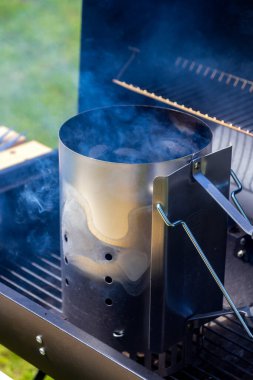 Bir evin arka bahçesinde barbekü ateşleme başlatıcısı.