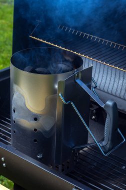 Bir evin arka bahçesinde barbekü ateşleme başlatıcısı.