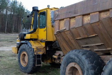 Çöp kamyonu üç eksenli. Kapat..