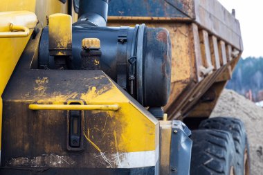 Çöp kamyonu üç eksenli. Kapat..