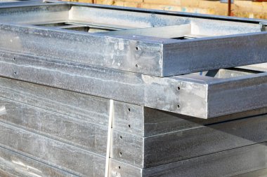 Kurulum işi için alüminyum yapılar inşa ediliyor