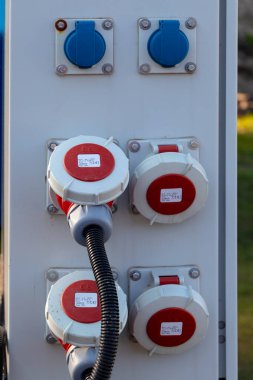 Bağlı kabloları olan endüstriyel elektrik prizleri. Ayrıntılar. Yakın plan..