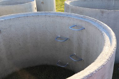 Büyük beton kanalizasyon taşları. Yakın plan.