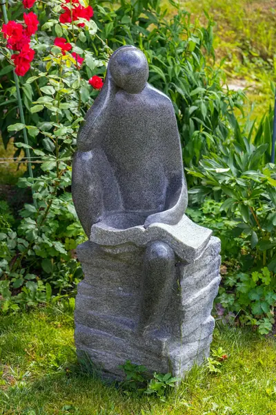 Evin yakınındaki bahçede dekoratif heykel.