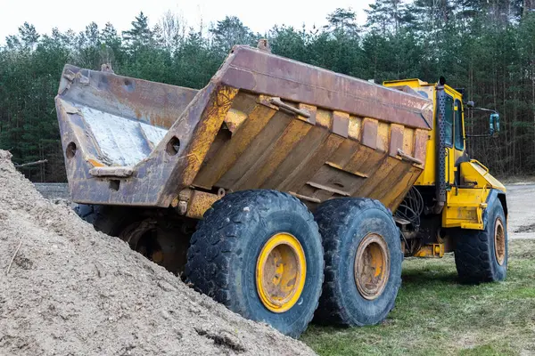 Çöp kamyonu üç eksenli. Kapat..
