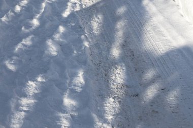 Kar yolu. Buz gibi, kış günü.