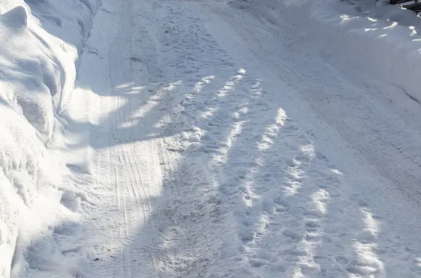 Kar yolu. Buz gibi, kış günü.