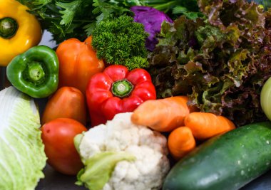 Beyaz arka planda sebzeler