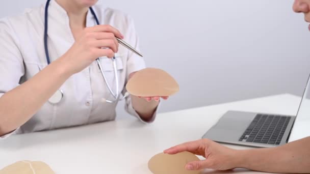Mujer Caucásica Cirujano Plástico Eligiendo Implantes Mamarios — Vídeos de Stock