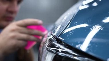 Araba servisindeki usta arabaya zırh filmi uyguluyor.