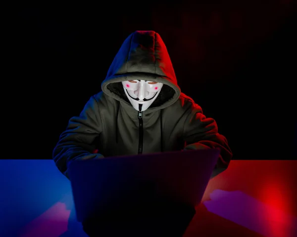 Czerwca 2022 Nowosybirsk Rosja Anonimowy Kapturze Pisze Laptopie Ciemności Czerwonym — Zdjęcie stockowe