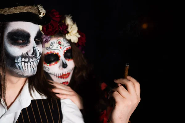 Kvinne Santa Muerte Kostyme Mann Skeleton Kroppsmaling Halloween – stockfoto