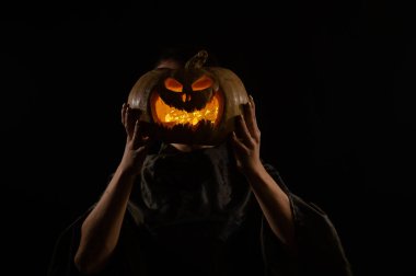 Kadın kafası yerine Balkabağı Jack o Lantern. Cadılar Bayramı.