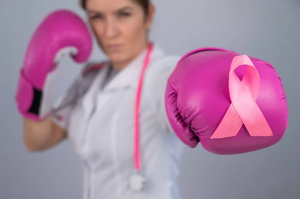 Kobieta Różowych Rękawiczkach Bokserskich Różową Wstążką Szarym Tle Walka Rakiem — Zdjęcie stockowe