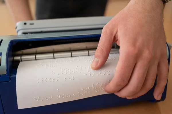 点字タイプライターを使う盲人 — ストック写真