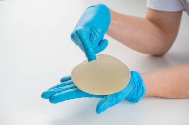 Estetik cerrah göğüs silikonu gösterir.