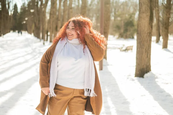 Весела Товста Біла Жінка Гуляє Парку Взимку — стокове фото