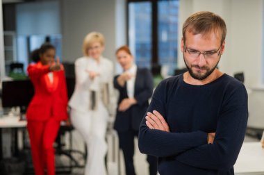 Orta yaşlı bir adam, bayan meslektaşlarının alayları yüzünden üzülür. Ofisteki erkeklere karşı ayrımcılık