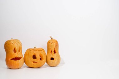 Beyaz arka planda üç tane Jack-o-Lantern. Cadılar Bayramı dekorasyonu