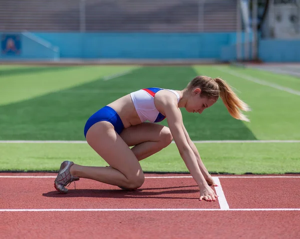 Stadyumdaki Bayan Koşucu Yarışa Hazır — Stok fotoğraf