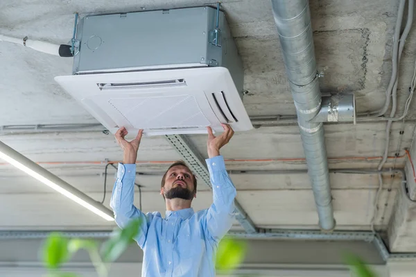 Vit Skäggig Man Som Reparerar Luftkonditioneringen Kontoret — Stockfoto
