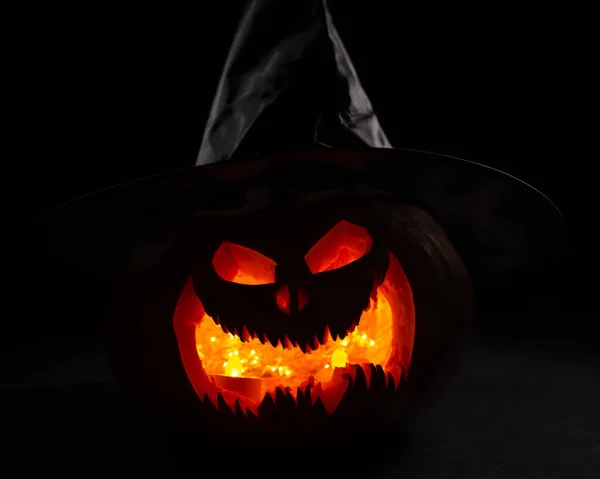 Karanlıkta Cadı Şapkasında Parlayan Balkabağı Fener Valesi — Stok fotoğraf