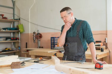 Atölyedeki yakışıklı bir marangozun portresi.