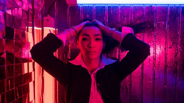 Portrét Asijského Muže Dlouhými Vlasy Neonovém Studiu — Stock fotografie