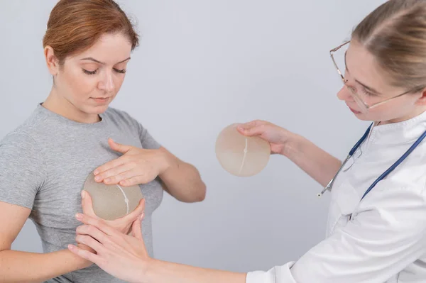Kaukasierin Probiert Brustimplantate Aus Ein Plastischer Chirurg Hilft Einem Patienten — Stockfoto