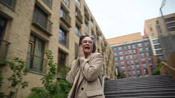 Anciana Mujer Negocios Caucásica Sonriendo Aplaudiendo Aire Libre Vídeo 360 — Vídeos de Stock