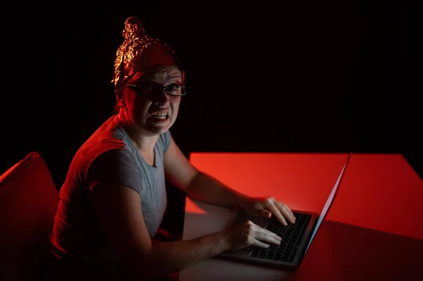 一个带着锡箔帽的偏执狂女人在电脑上打字 阴谋论 — 图库照片