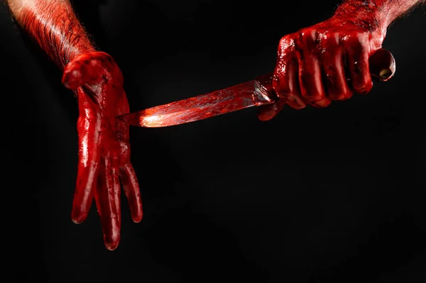 Ένας Απρόσωπος Άντρας Κόβει Χέρι Του Καλυμμένο Αίμα Μαύρο Φόντο — Φωτογραφία Αρχείου