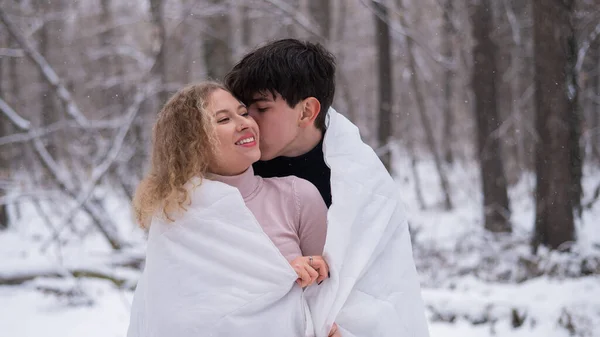 Jovem Casal Caminha Parque Inverno Cara Menina Estão Beijando Envolto — Fotografia de Stock