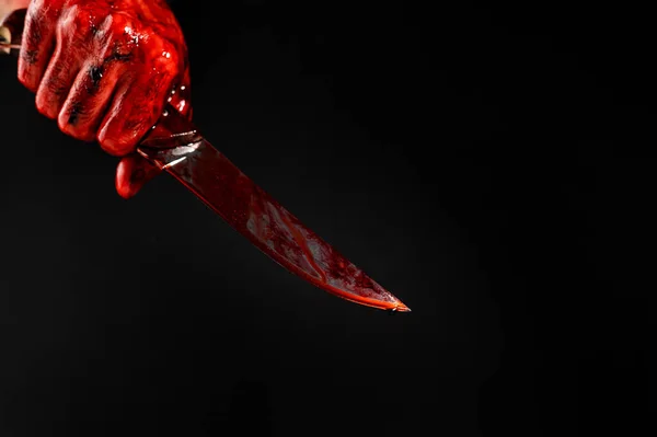 Ein Mann Mit Blutigen Händen Schwingt Ein Messer Auf Schwarzem — Stockfoto