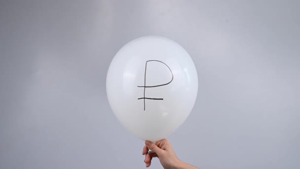 Eine Frau Hält Einen Weißen Luftballon Mit Dem Euro Symbol — Stockvideo