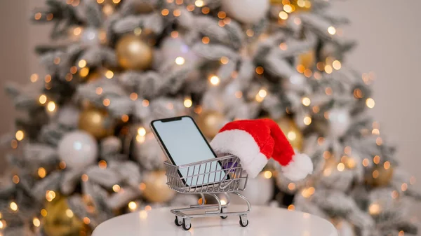 Smartfon Białym Ekranem Wózku Sklepowym Zakupy Online Prezenty Świąteczne — Zdjęcie stockowe