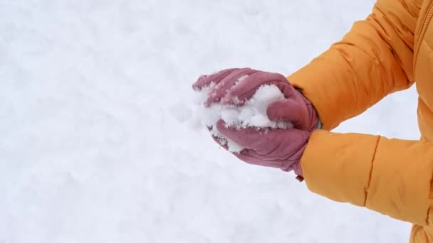 一个戴着粉色手套的女人做雪球 冬日快乐 — 图库视频影像