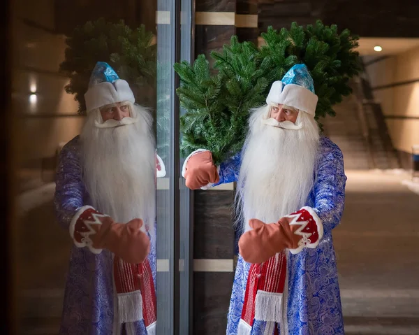 Russischer Weihnachtsmann Trägt Nachts Einen Weihnachtsbaum Freien — Stockfoto