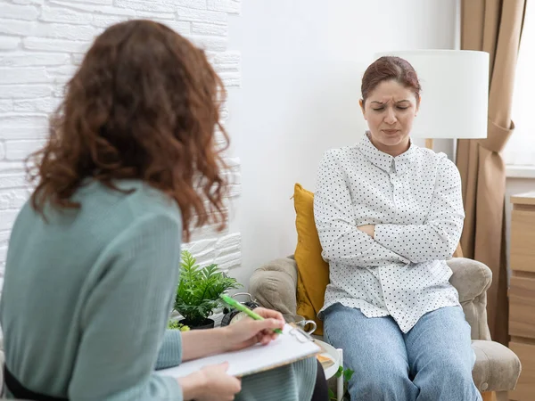 Mujer Caucásica Preocupada Una Sesión Con Psicoterapeuta — Foto de Stock