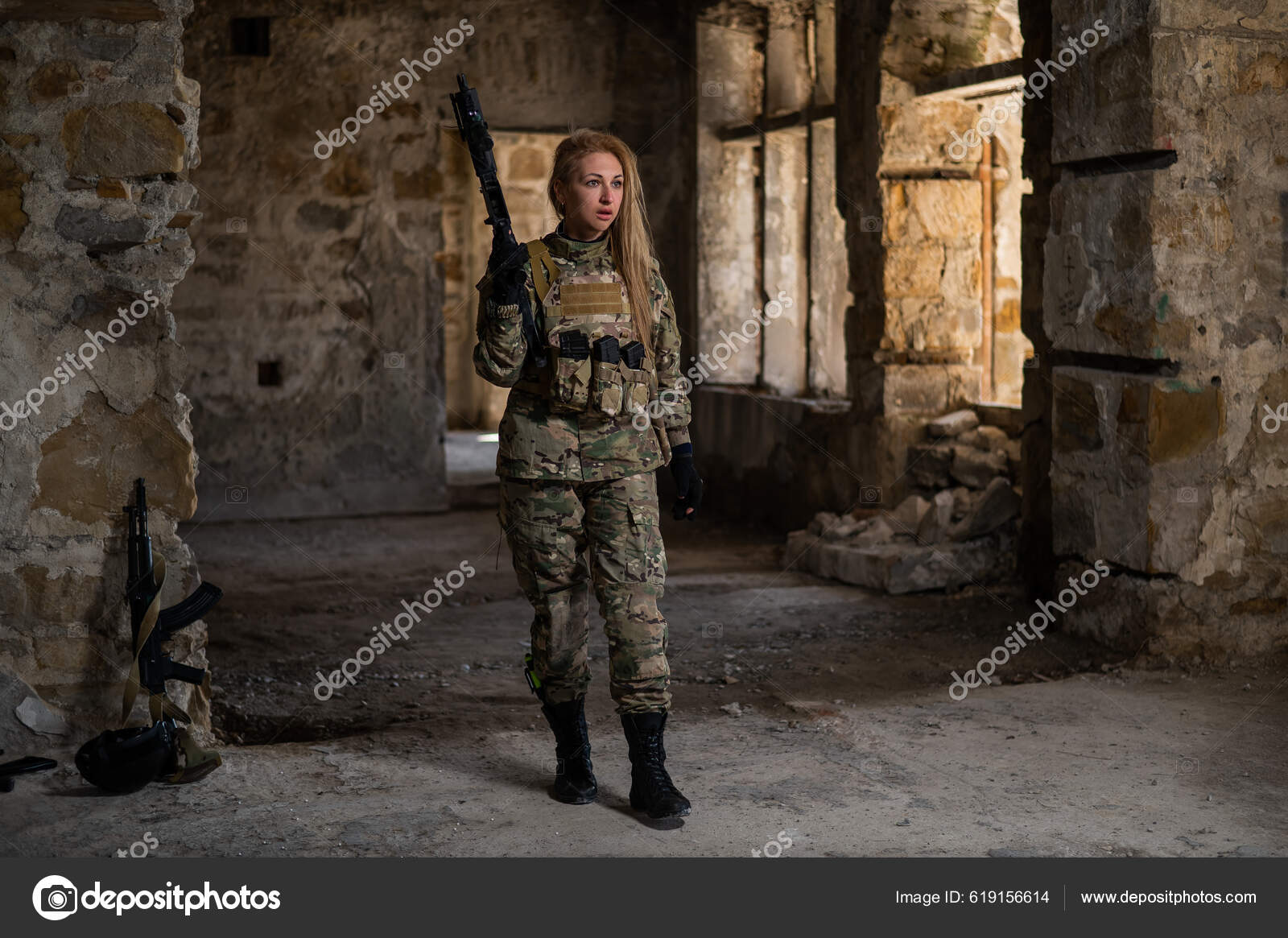 Блондинка Военной Форме Держит Оружие Заброшенном Здании стоковое фото  ©inside-studio 619156614