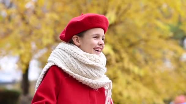 Joyeux Caucasien Fille Dans Manteau Rouge Béret Promenades Dans Parc — Video