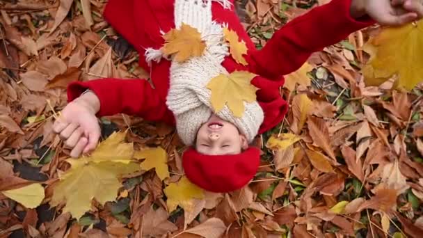 Una Vista Aérea Una Niña Caucásica Con Abrigo Rojo Boina — Vídeo de stock