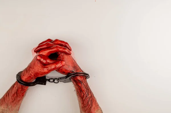 Кровавые Мужские Руки Наручниках Сложенные Белом Столе — стоковое фото