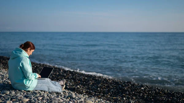 Кавказька Жінка Працює Фрілансером Ноутбуці Пляжі — стокове фото
